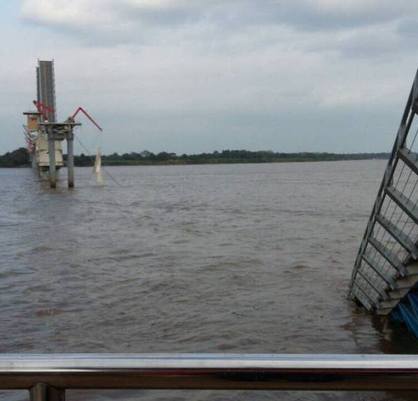 Embarcación causó daños en tramo de puente que une Guayaquil con Isla