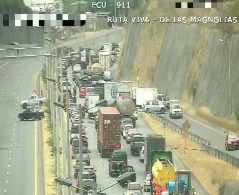 Quito Un Aparatoso Choque M Ltiple En La Ruta Viva Deja Un Fallecido