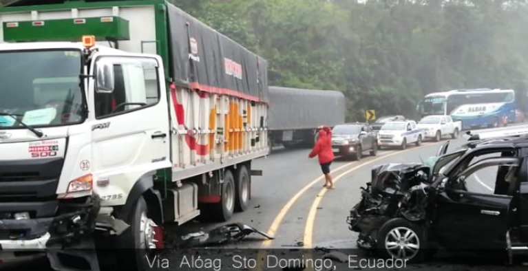 Choque en vía Aloag Santo Domingo deja un fallecido