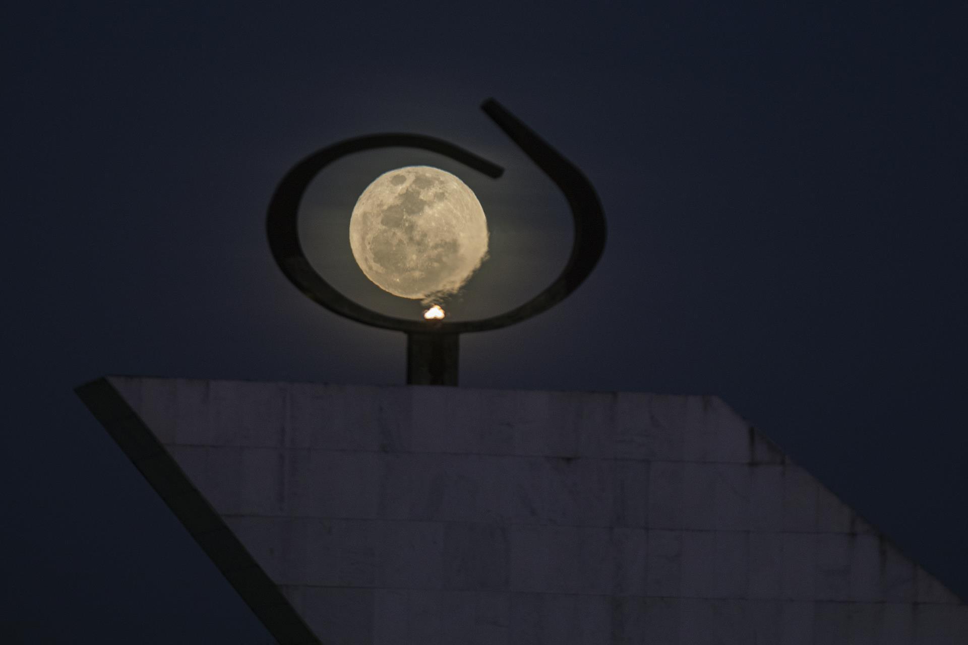 Fotografía de la superluna del ciervo a través del Panteón de la Patria y la Libertad, hoy en Brasilia (Brasil).