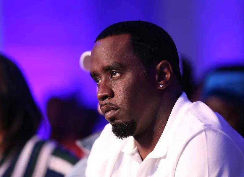 Sean Diddy Combs es un reconocido rapero, productor discográfico y empresario estadounidense que ha sido una figura influyente en la industria del hip hop. Además de su exitosa carrera musical, Combs ha sido protagonista de diversos escándalos y controversias en los últimos meses, enfrentando acusaciones de abuso sexual y tráfico de personas.