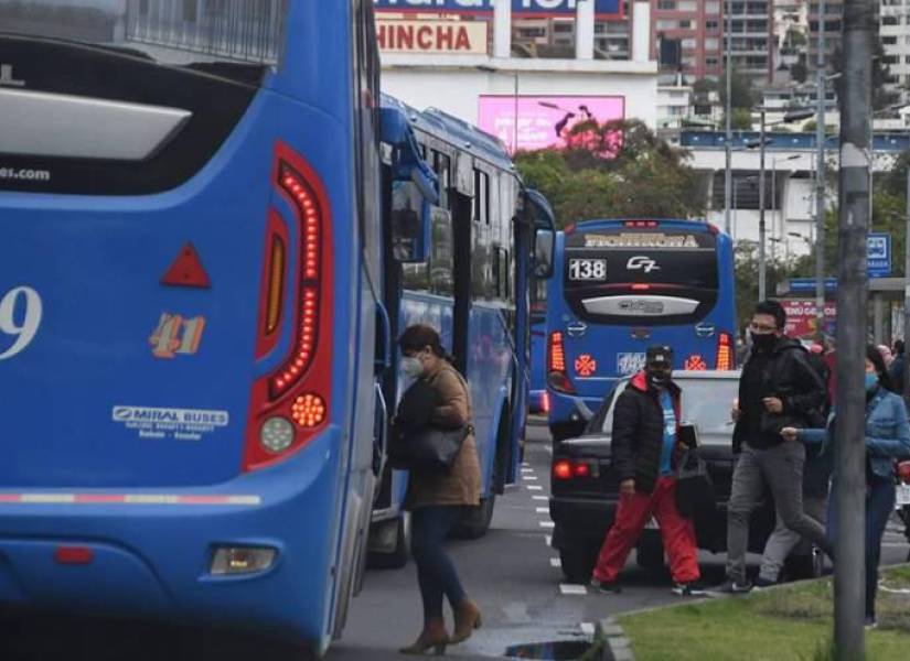 Imagen referencial de usuarios del transporte público.