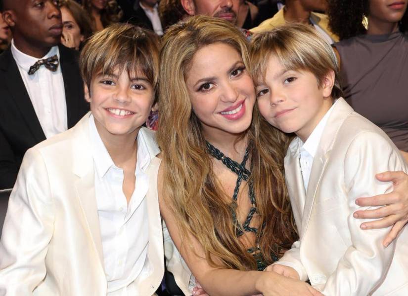 Shakira junto a sus hijos.