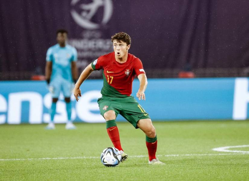 Joao Neves en un partido con la Selección de Portugal