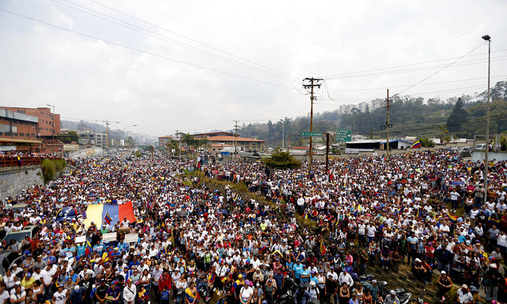 Venezuela: régimen y oposición salieron a las calles