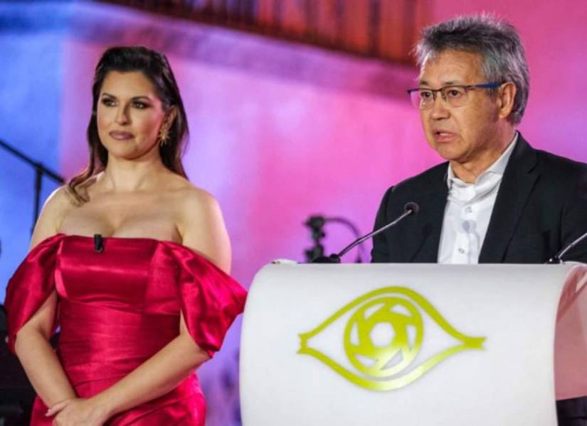 El director de noticias de Ecuavisa, José Hernández (d), recogió el Premio Iris América 2024 a la Mejor Última Hora