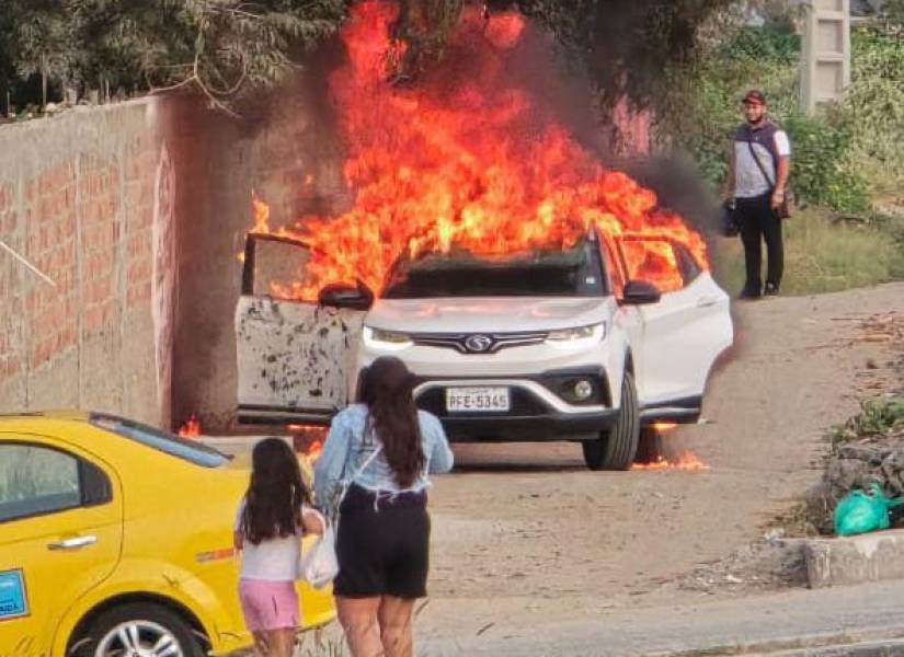 Instantes después del ataque, un carro fue quemado a poca distancia del edificio de la FGE.