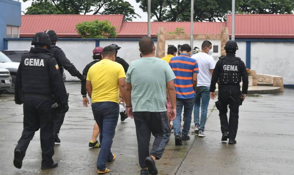 Policía detiene a 5 personas por presunta captación ilegal de dinero en Gualaceo