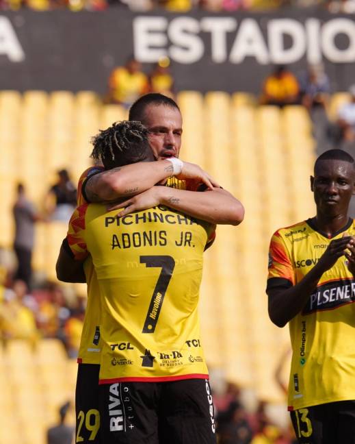 Octavio Rivero celebra su gol con Adonis Preciado en el partido entre Barcelona SC y Mushuc Runa por la Liga Pro