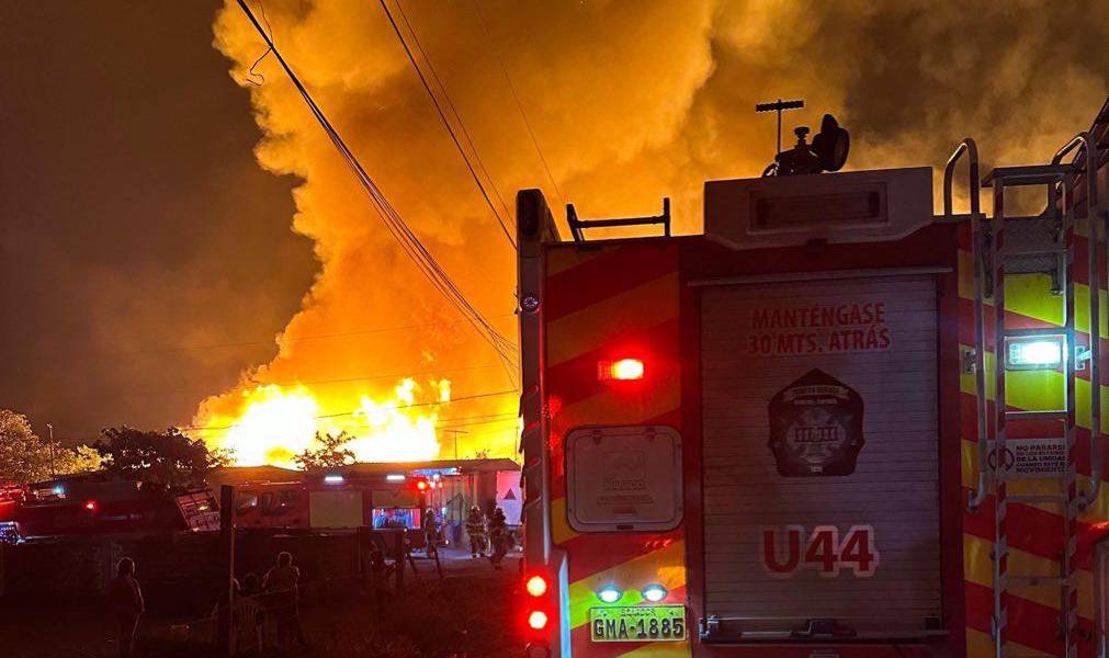 Los bomberos combaten un incendio de una fábrica de pallets en Vía a Daule, norte de Guayaquil