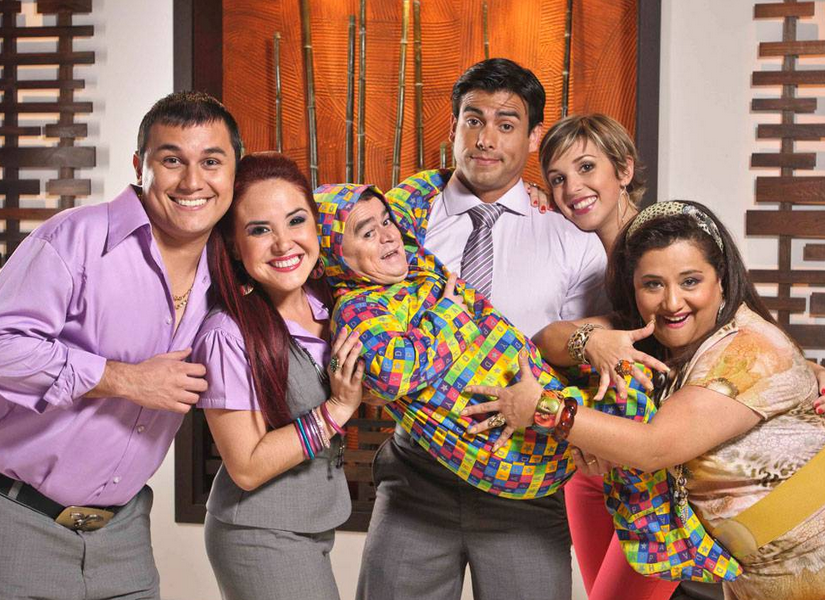 Christian Maquilón, Claudia Camposano, Efraín Ruales (+), Vicente Romero, Carolina Piechestein y Tania Salas conformaron el elenco de Así Pasa.