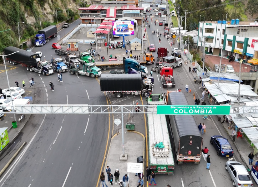 Foto de dron del bloqueo del Puente Internacional de Rumichaca por transportistas colombianos.