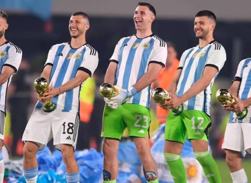 Celebración de los jugadores argentinos al estilo de Dibu Martínez.