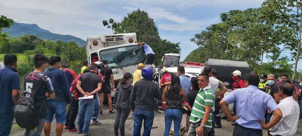 Cuatro vehículos se impactan en la vía Guayaquil-Machala