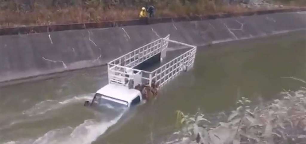 Camión cae en una zanja al norte de Guayaquil