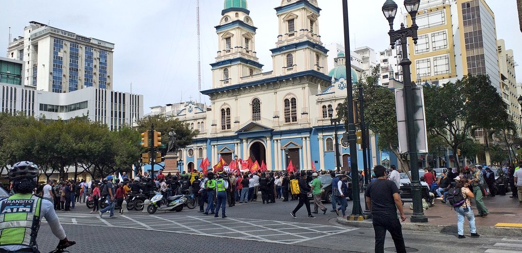 Docentes de planteles públicos reclaman pago en Guayaquil