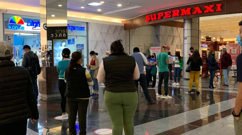 Largas filas en supermercados de Quito y Guayaquil