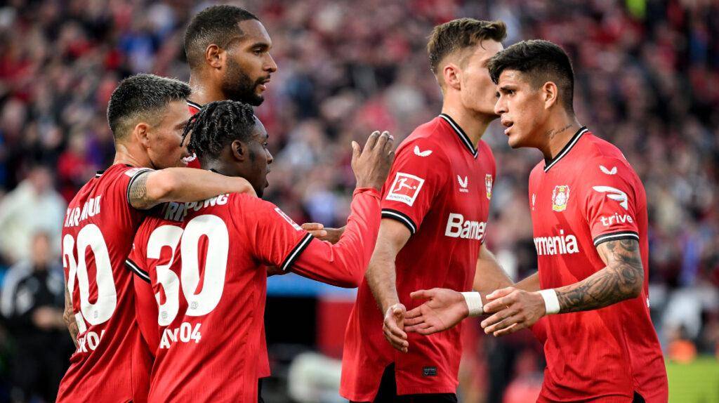 Hincapié y el Bayer Leverkusen acechan puestos de Europa en la Bundesliga