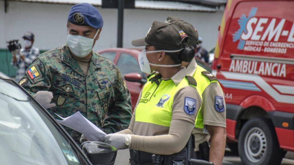 Policía y Fuerzas Armadas realizan operativo relámpago en un mercado de Quito