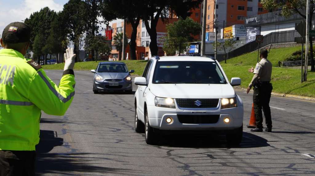 Coronavirus: más de 10 carros sancionados en Quito por incumplir restricción vehicular