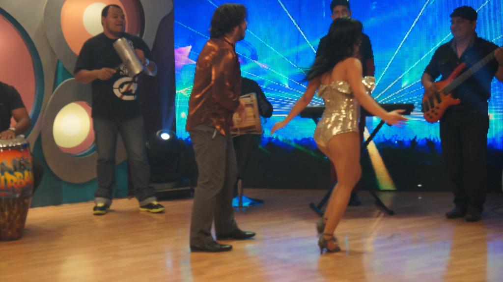 Mira a Diego Spotorno mover las caderas al ritmo de un merengue