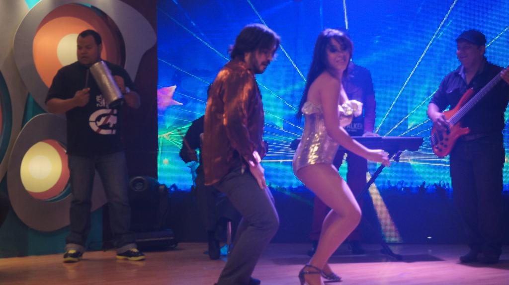 Mira a Diego Spotorno mover las caderas al ritmo de un merengue