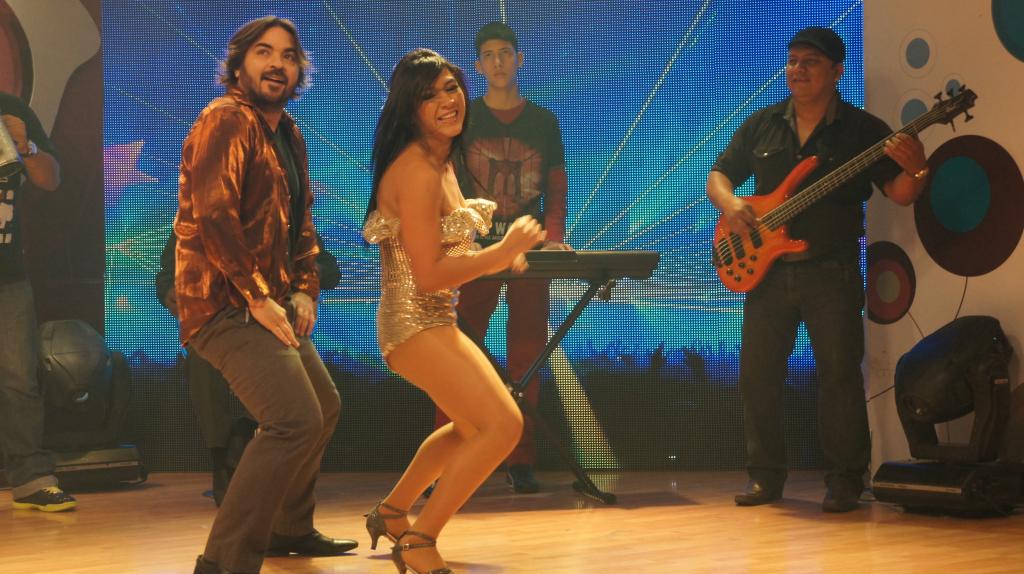 Mira a Diego Spotorno mover las caderas al ritmo de un merengue