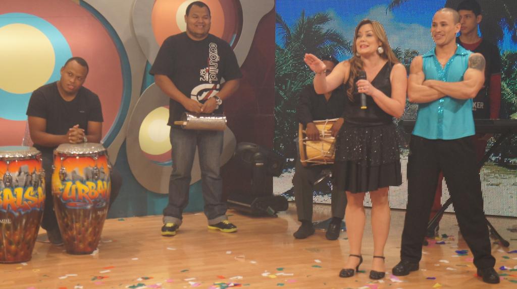 Úrsula Strenge bailó merengue al son de &#039;La ventanita&#039; de Sergio Vargas