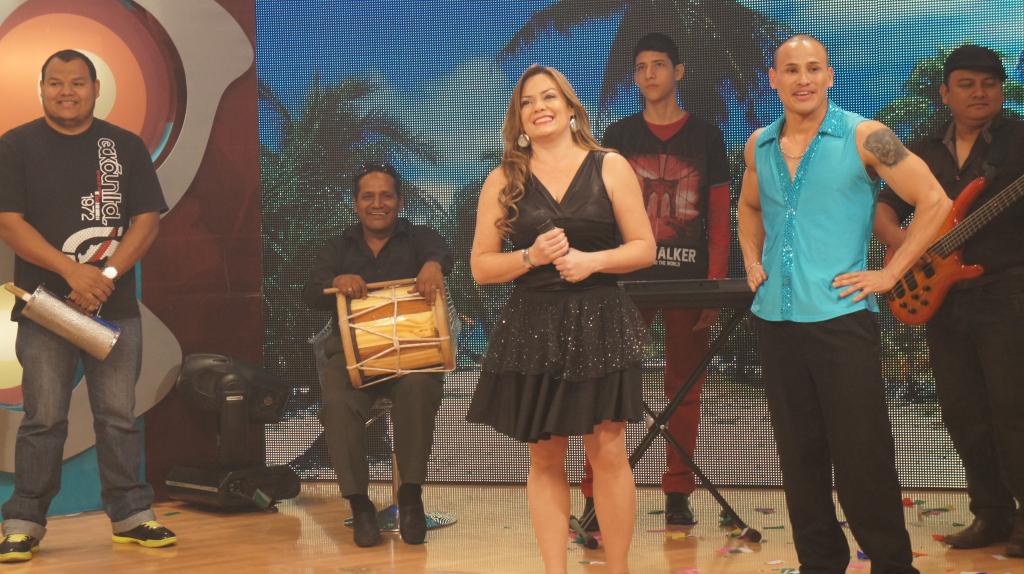 Úrsula Strenge bailó merengue al son de &#039;La ventanita&#039; de Sergio Vargas