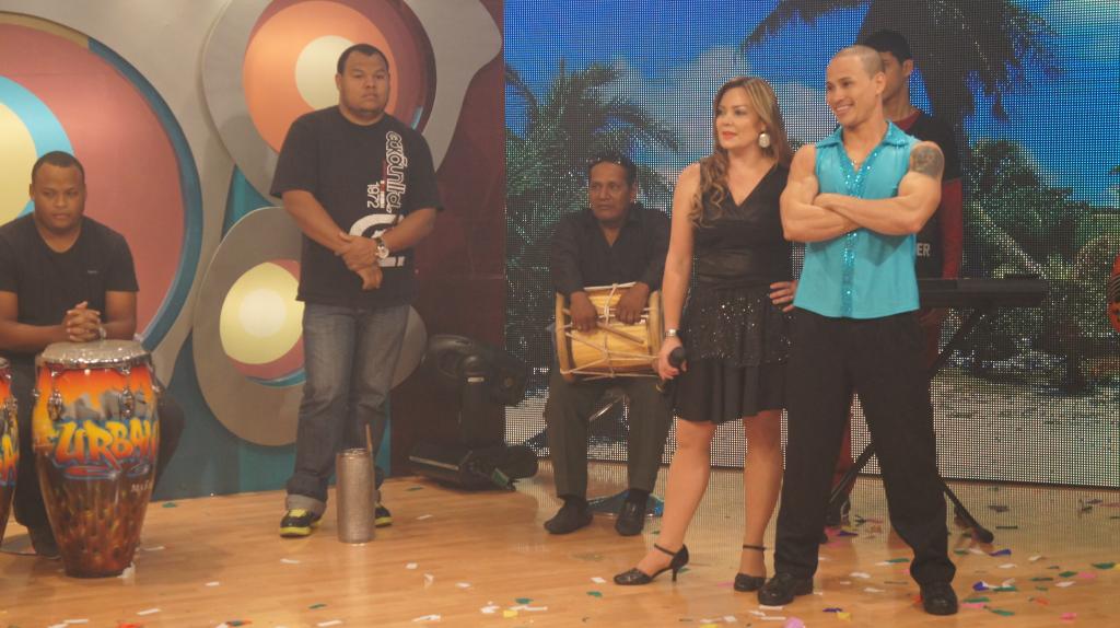 Úrsula Strenge bailó merengue al son de &#039;La ventanita&#039; de Sergio Vargas