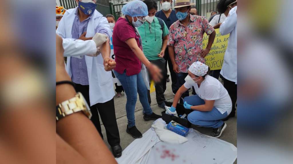 Desangrándose, médicos protestan afuera de hospital del IESS