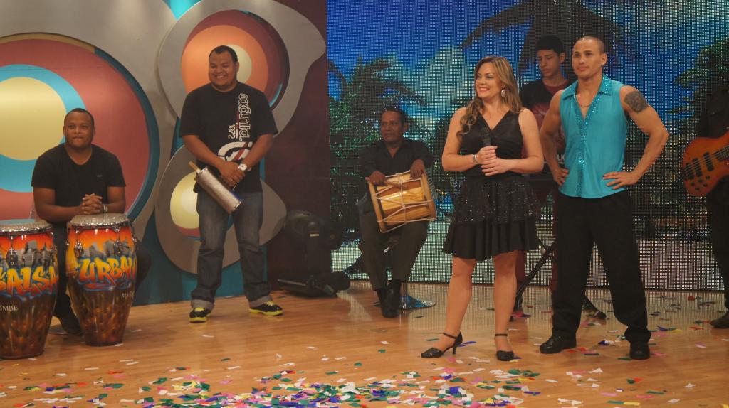 Úrsula Strenge bailó merengue al son de &#039;La ventanita&#039; de Sergio Vargas