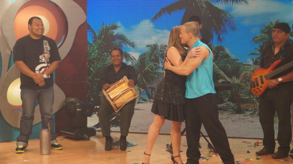 Úrsula Strenge bailó merengue al son de &#039;La ventanita&#039; de Sergio Vargas