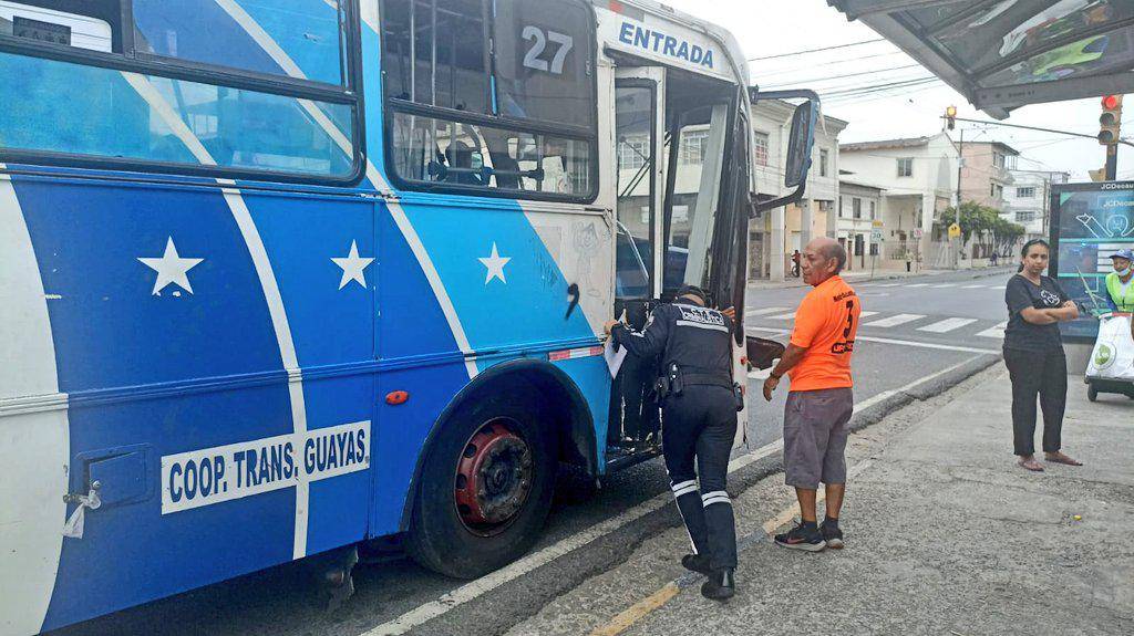 11 heridos tras choque de dos buses en el centro de Guayaquil