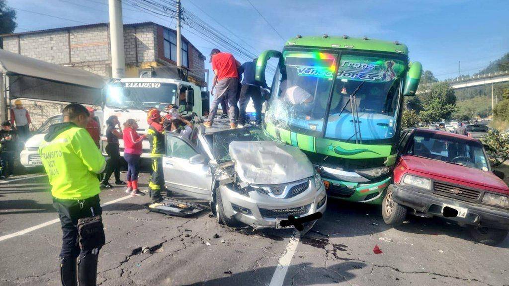 Quito: cinco vehículos colisionaron en la avenida Simón Bolívar, este 11 de julio