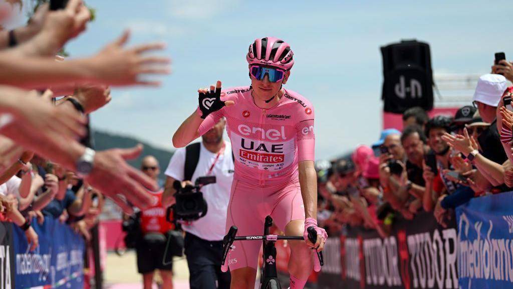 Giro de Italia: Pogacar suma su tercera victoria y sostiene la maglia rosa