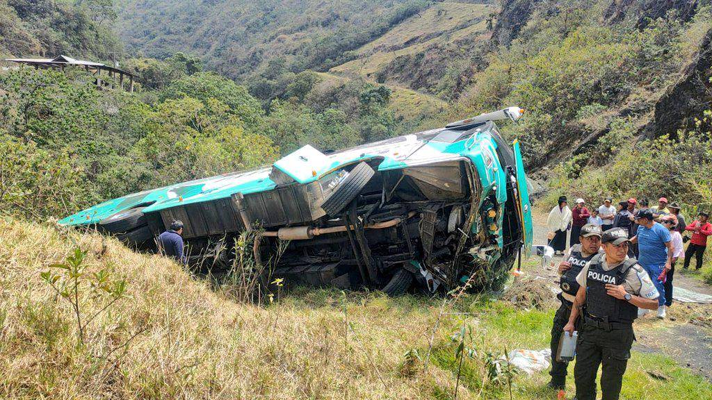 Un volcamiento de bus en Pallatanga, Chimborazo deja un muerto y nueve heridos