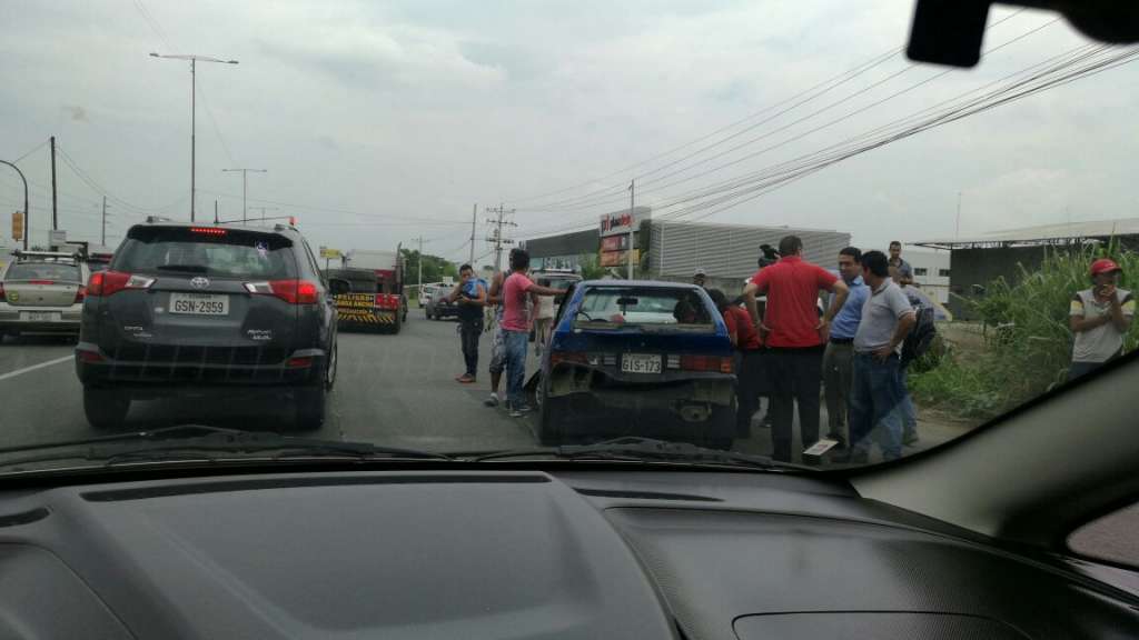 Accidente de tránsito en avenida León Febres Cordero dejó varios heridos