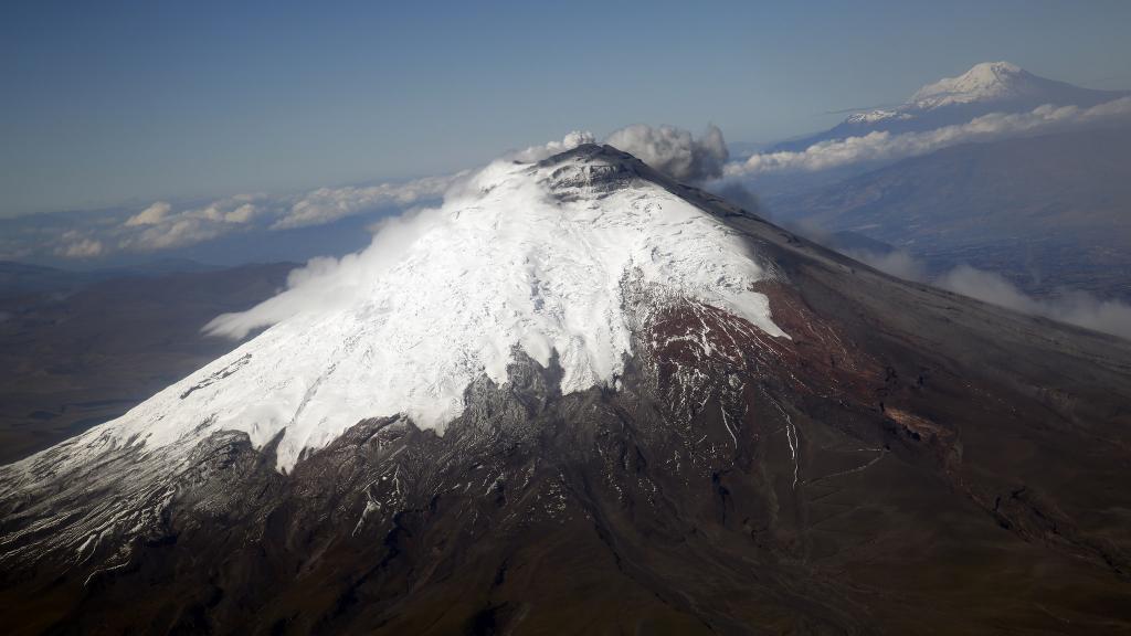 Volcán Cotopaxi continúa con emisión de vapor, según portavoz