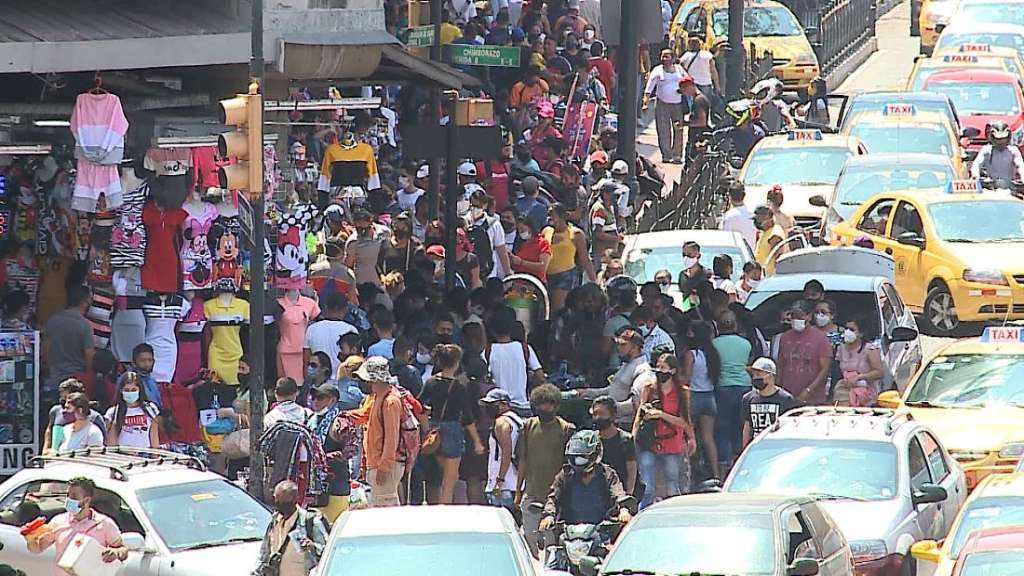 Aumentan aglomeraciones en casco comercial de Guayaquil