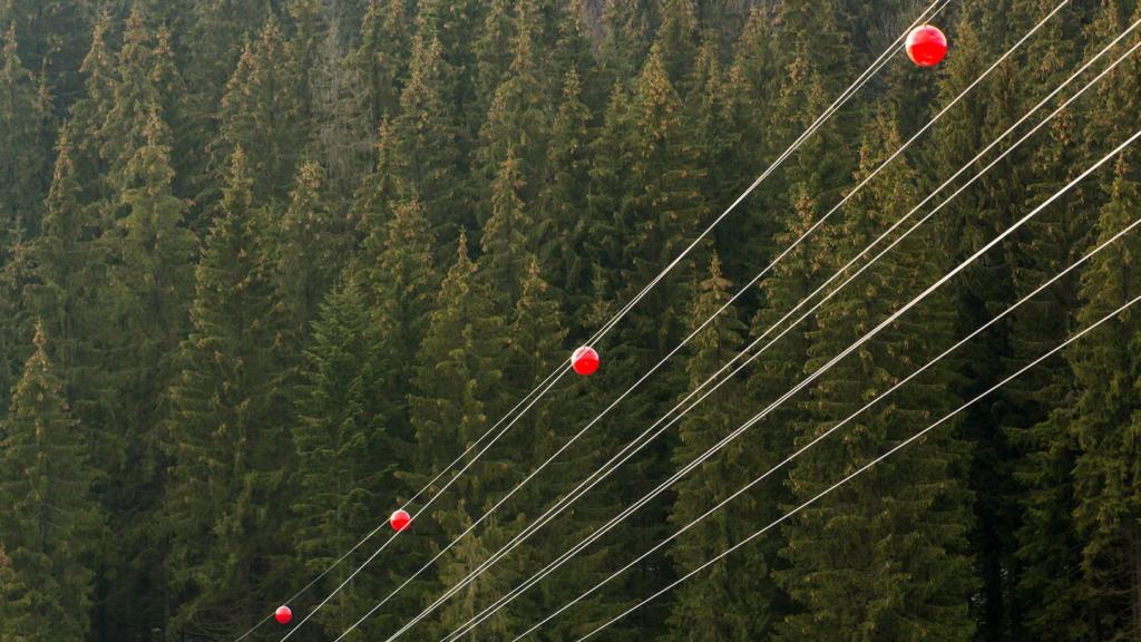 ¿Por qué hay esferas rojas en los cables de alta tensión?