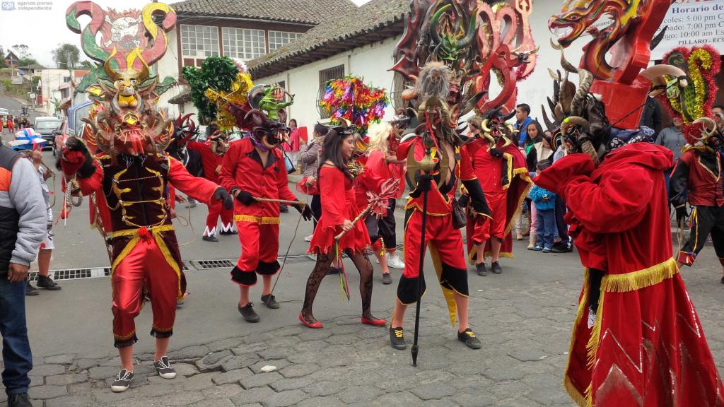 Cientos de &quot;diablos&quot; expresan su rebeldía contra la opresión española