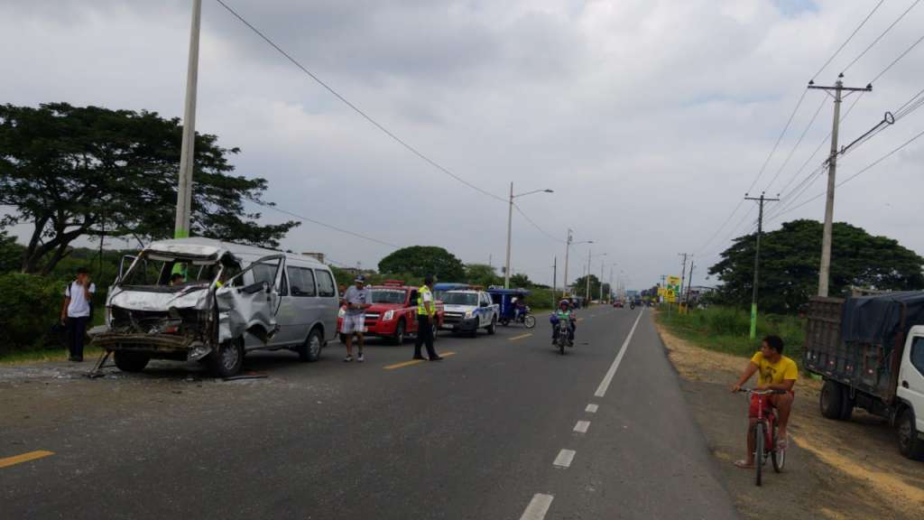 Choque entre bus y furgoneta en Yaguachi deja 2 heridos