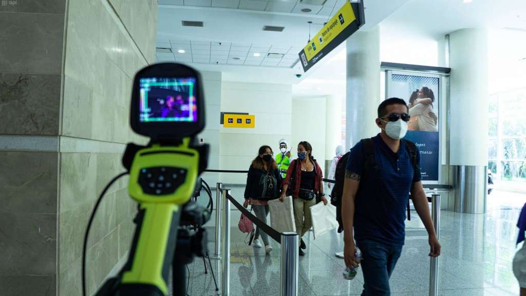 Aeropuerto de Guayaquil mantiene exigencia de prueba PCR