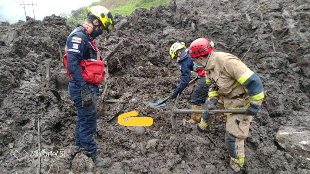 2 muertos tras deslizamiento de tierra en Baños