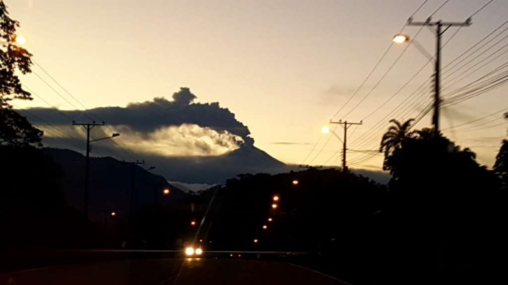 Vuelos cancelados por emisión de ceniza del volcán Sangay