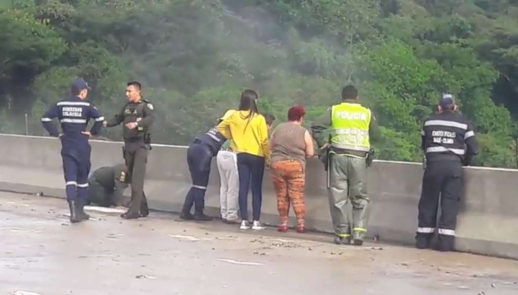 Mujer se lanzó de un puente con su hijo en Colombia