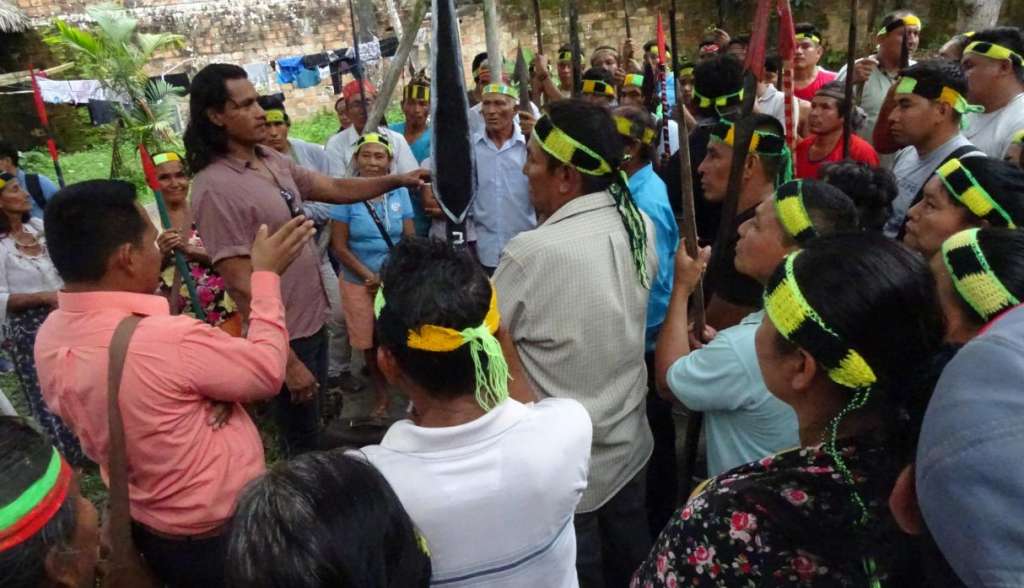 Indígenas con lanzas ocupan estación petrolera en Perú
