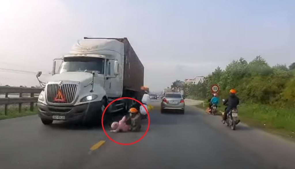 Madre salva a hijo de ser arrollado por camión