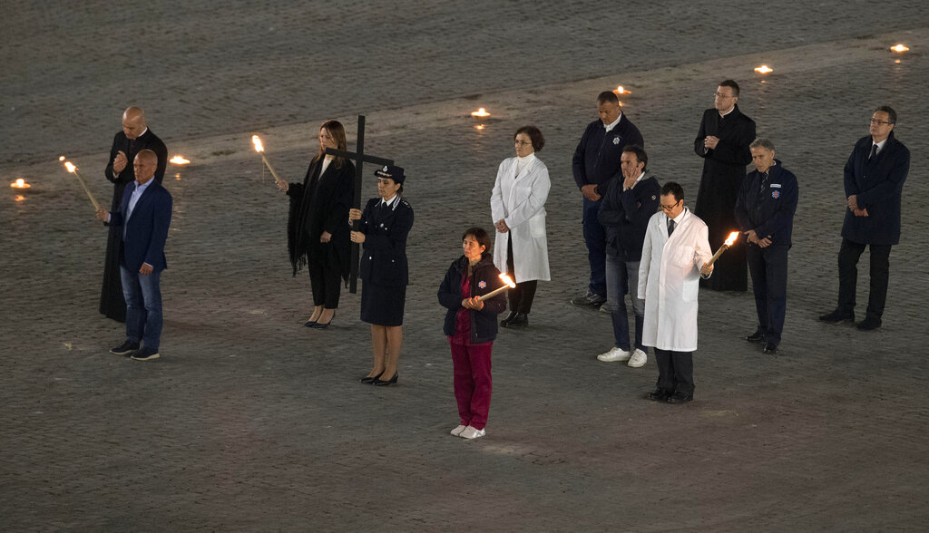 Médicos y enfermeros participan en viacrucis en el Vaticano